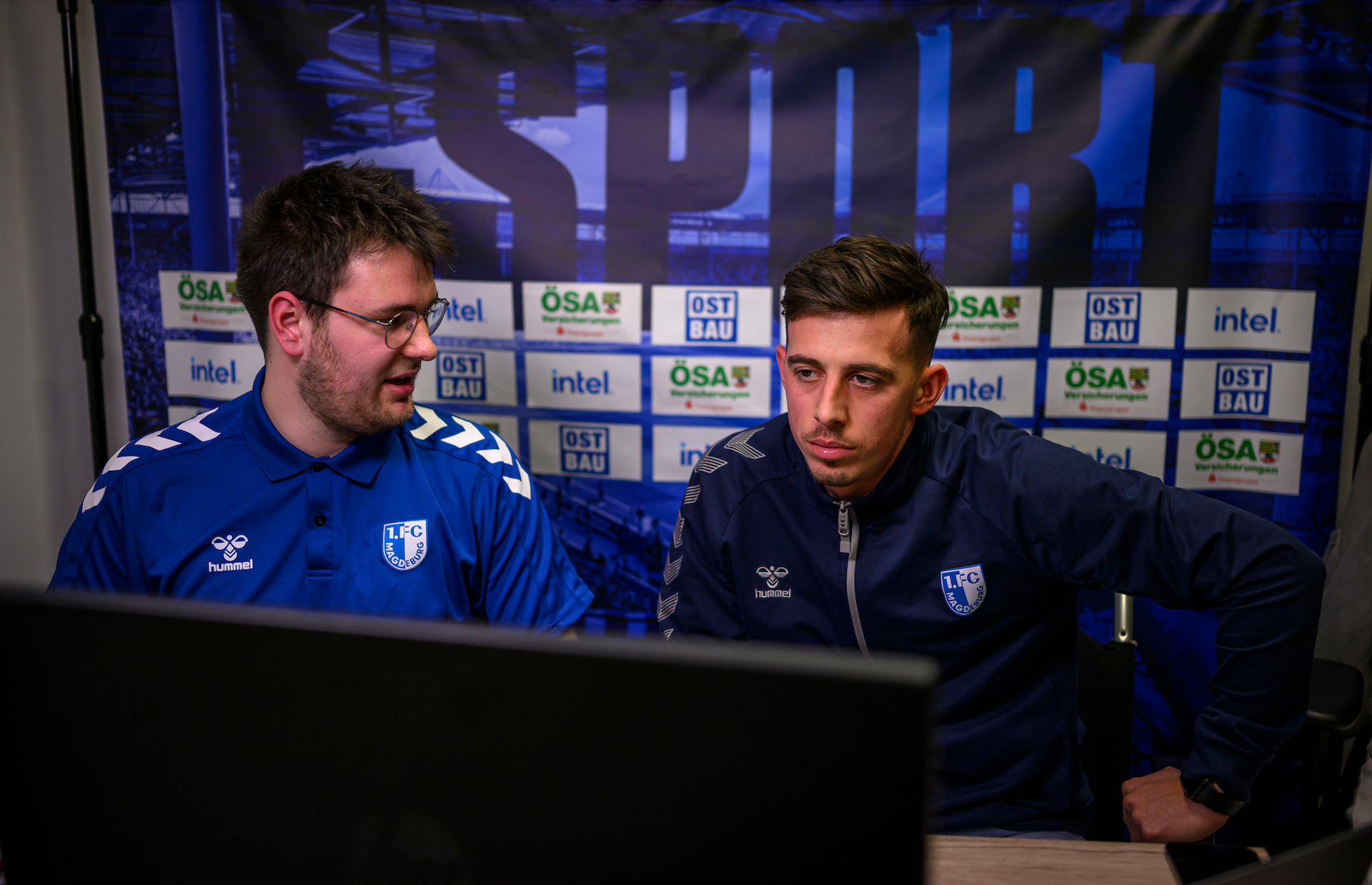 FCM-Spieler Stefan Korsch (rechts) kommentierte die Spiele an der Seite von Hannes Butz.