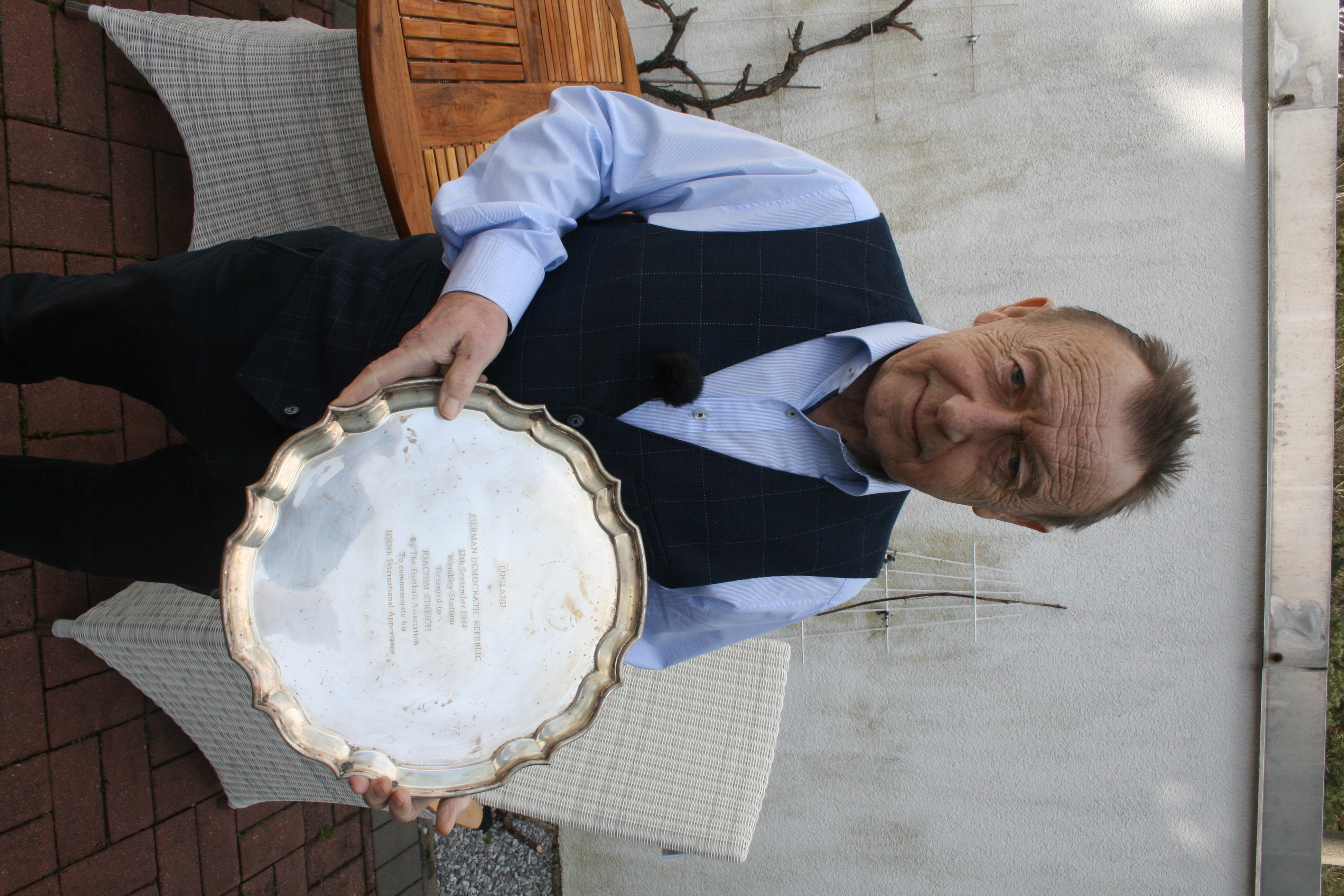 Joachim Streich mit der Auszeichnung, die er für sein 100. DDR-Länderspiel erhielt.